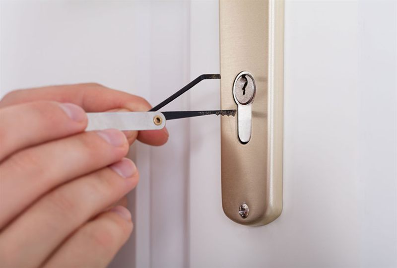Herramientas de apertura utilizadas en el cilindro de una puerta