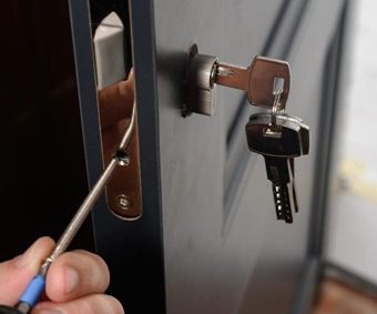 Ajuste de una cerradura en una puerta de acceso compartido