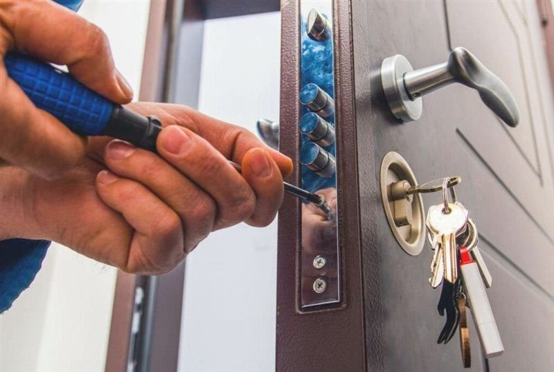 Ajuste de una cerradura multipunto en el canto de una puerta